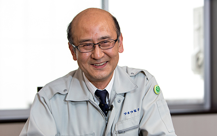 微笑む吉田部長